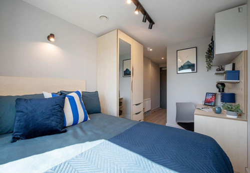 Appealing double ensuite bedroom, near the popular London Stadium - Gallery - 18
