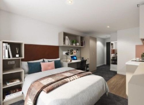 Cool double ensuite bedroom in a residence near Salford University