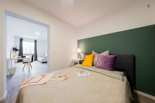 Large double bedroom in Untersendling