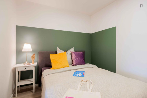 Large double bedroom in Untersendling