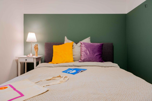 Large double bedroom in Untersendling