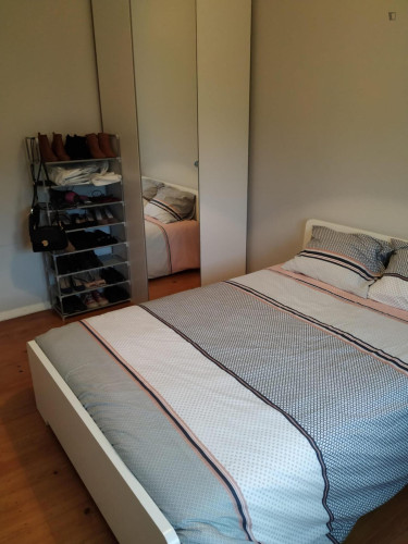 Great Room with double bed next to Universidade Lusófona
