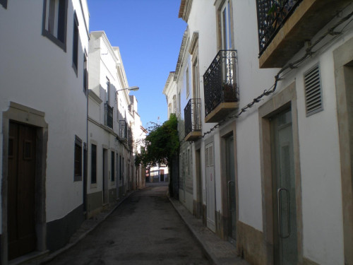 Welcoming 2-bedroom apartment with garden and pool