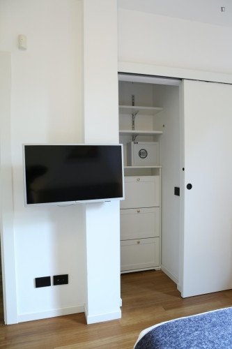 Modern and bright 2 bedroom apartment within walking distance to Università Bocconi