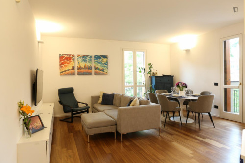 Modern and bright 2 bedroom apartment within walking distance to Università Bocconi