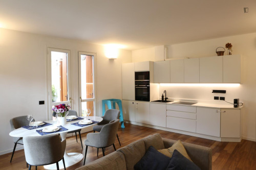 Modern and bright 2 bedroom apartment within walking distance to Università Bocconi