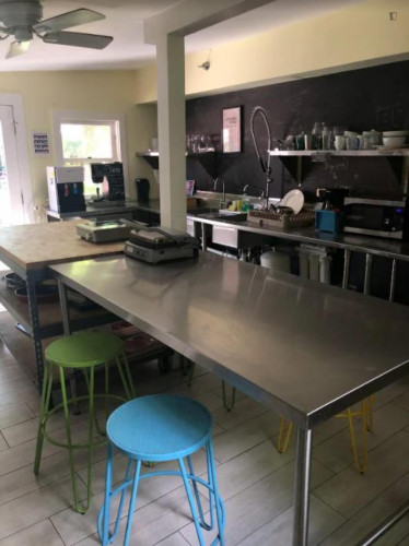 Sunny double bedroom in a residence near Jose Marti Park