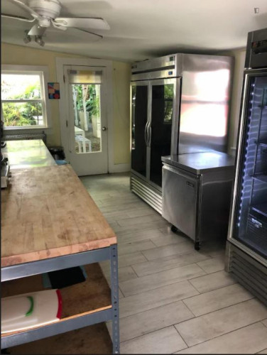 Sunny double bedroom in a residence near Jose Marti Park