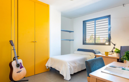 Bed in twin bedroom close to Sevilla-Virgen del Rocio train station