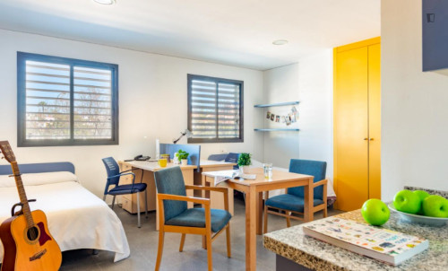 Bed in twin bedroom close to Sevilla-Virgen del Rocio train station