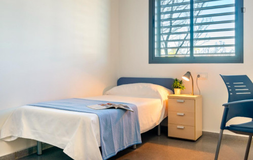 Bed in twin bedroom close to Sevilla-Virgen del Rocio train station - Gallery - 12