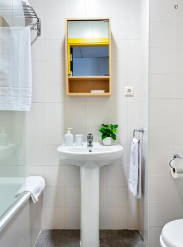 Bed in twin bedroom close to Sevilla-Virgen del Rocio train station - Gallery - 10