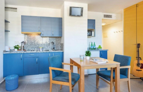 Bed in twin bedroom close to Sevilla-Virgen del Rocio train station - Gallery - 20