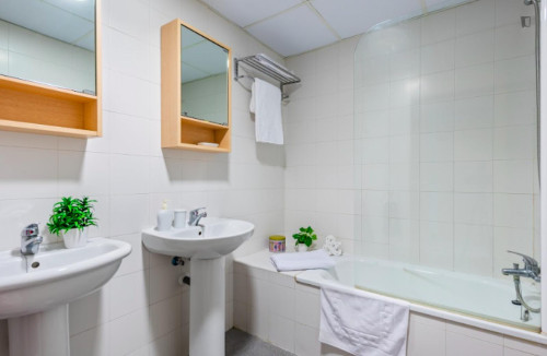 Bed in twin bedroom close to Sevilla-Virgen del Rocio train station