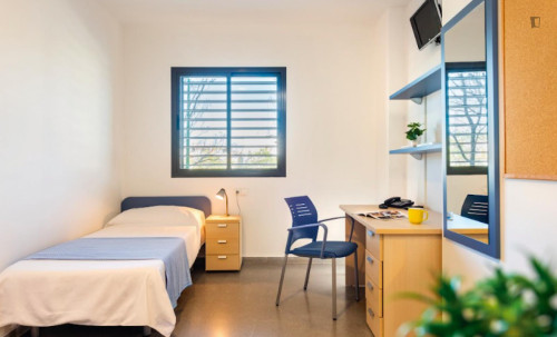 Bed in twin bedroom close to Sevilla-Virgen del Rocio train station - Gallery - 13