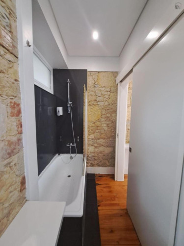 Luminous double bedroom with balcony in Arroios