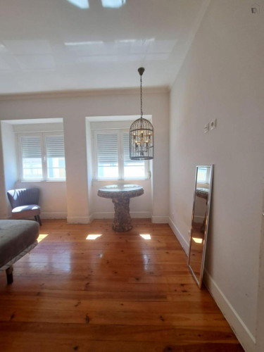 Luminous double bedroom with balcony in Arroios