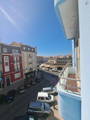 Luminous double bedroom with balcony in Arroios