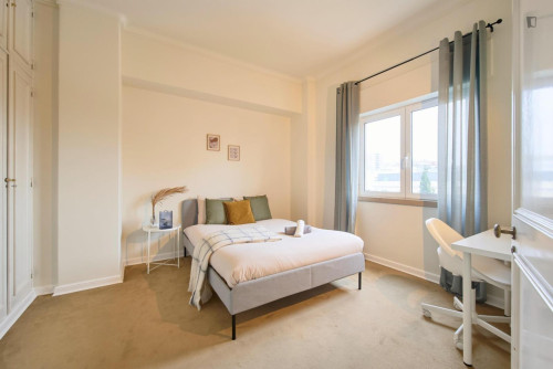 Ample double bedroom near Universidade Lusófona