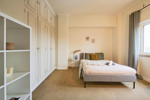 Ample double bedroom near Universidade Lusófona
