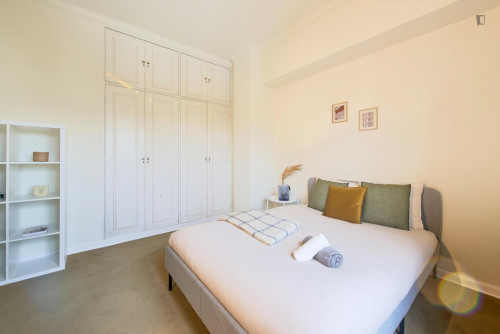 Ample double bedroom near Universidade Lusófona