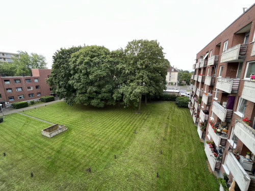 Snug single bedroom with balcony in Wersten