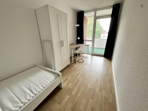 Snug single bedroom with balcony in Wersten
