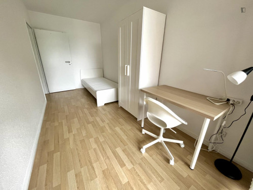 Snug single bedroom with balcony in Wersten