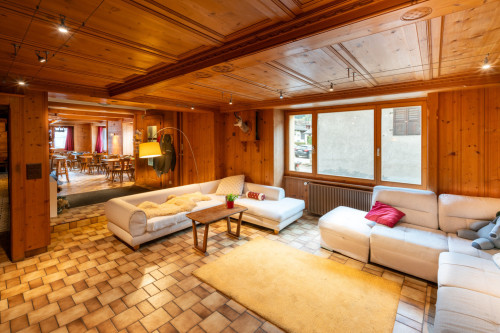 Authentic Alpine Coliving Experience with Community Vibe