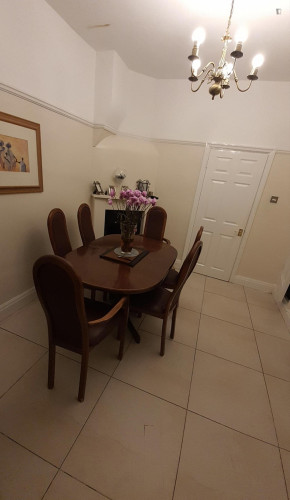 Comfy double bedroom in Harrow - Bedroom 1