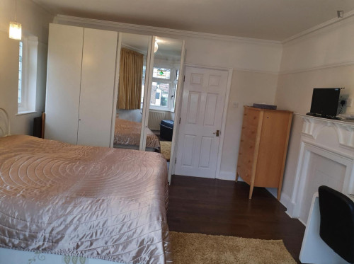 Lovely double bedroom in Harrow - Bedroom 2