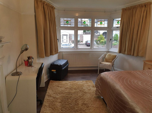 Lovely double bedroom in Harrow - Bedroom 2