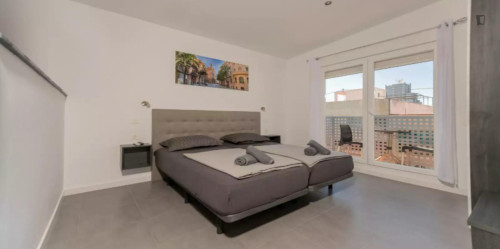Modern and spacious studio well connected to Valencia city center