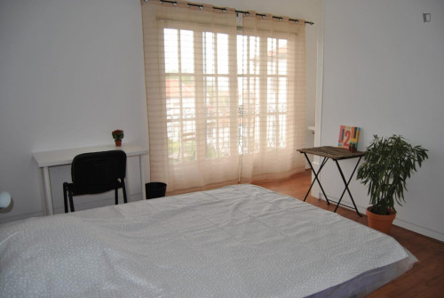 Cosy double bedroom next to Docas Castelo Branco
