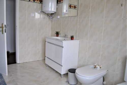 Cosy double bedroom next to Docas Castelo Branco  - Gallery -  5