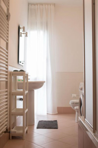 Snug single bedroom in Mompiano