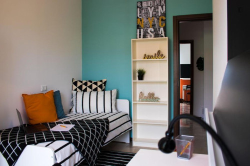 Snug single bedroom in Mompiano