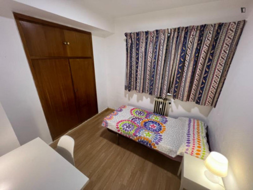 Cozy single bedroom within a short walk to the city center