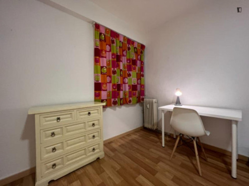 Cool double bedroom in central Granada