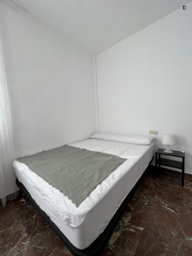Cozy double bedroom close to the Faculty of Translation and Interpreting of University of Granada