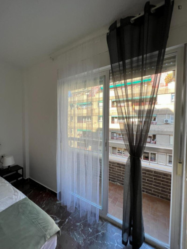 Spacious double bedroom with balcony in central Granada