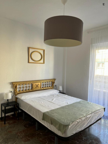 Spacious double bedroom with balcony in central Granada