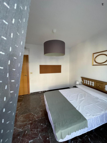 Spacious double bedroom with balcony in central Granada
