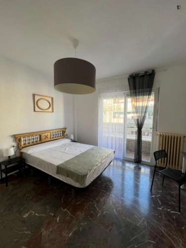 Spacious double bedroom with balcony in central Granada
