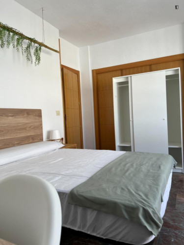 Bright double bedroom within a short walk to Granada city center