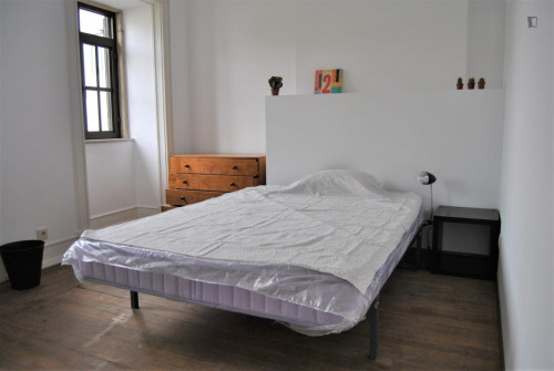 Great double bedroom in a 8-bedroom house