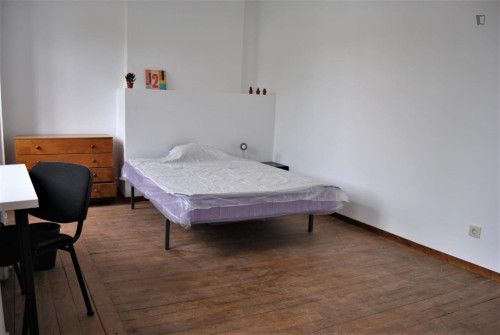 Great double bedroom in a 8-bedroom house