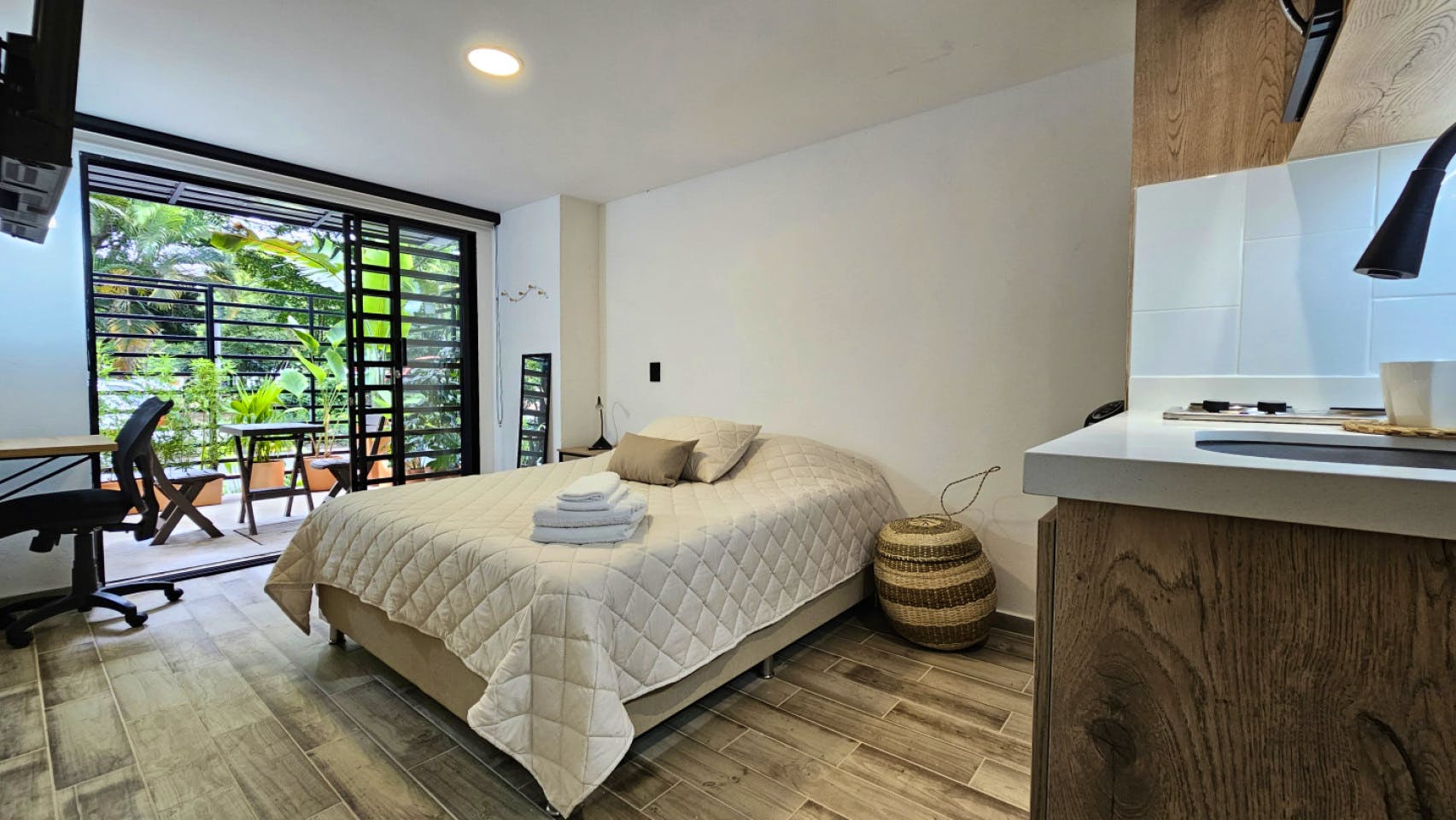 Premium Studio With Patio, Bathroom And Kitchen - 16