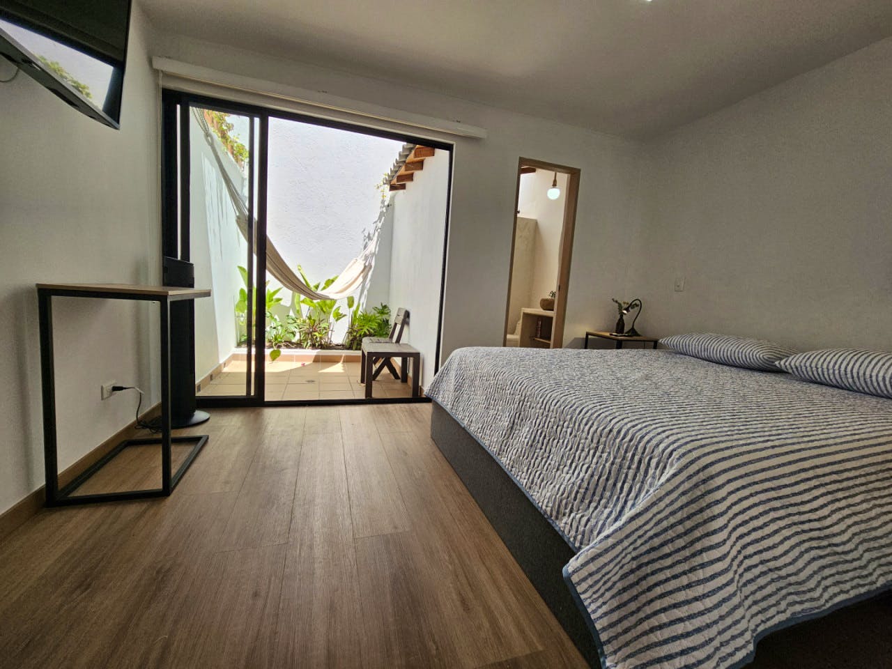 Premium Studio With Patio, Bathroom And Kitchen - 2