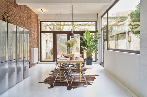 Warm stylish residence in a vibrant community near Central Station